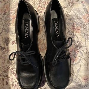 NWOB Ipanema chunky heel tie shoes